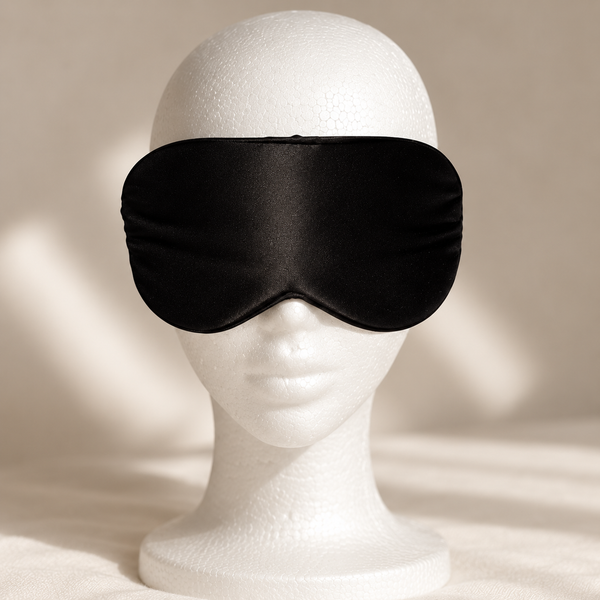 Detaljbilde av sort 3D sovemaske i 6A mulberrysilke fra Cama Reform