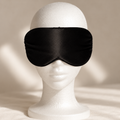 Detaljbilde av sort 3D sovemaske i 6A mulberrysilke fra Cama Reform